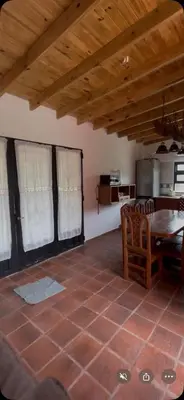 a living room with a table and a kitchen at Rincón del Benítez in Cortaderas