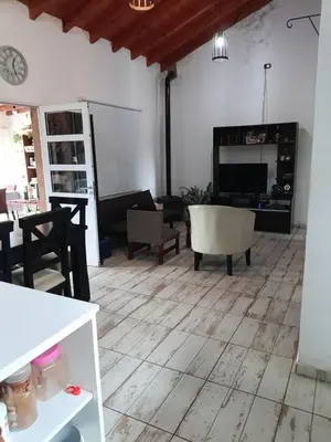 a living room with a couch and a table at Casa Barrancas del Río Anisacate in Villa Anizacate