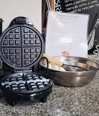a waffle iron and a frying pan on a counter at Pequeño chalet con frente al arroyo in Villa General Belgrano