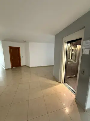 an empty room with a door and a tile floor at Dpto amplio con piscina, Excelente ubicación in Villa Carlos Paz