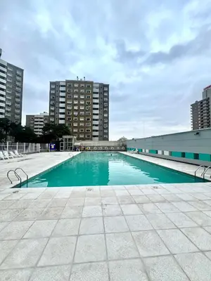 an empty swimming pool on a building with tall buildings at Departamento para dos personas VILLA SOL in Cordoba