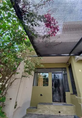 a house with pink flowers on the ceiling at Espacio Inn zona Kempes in Cordoba