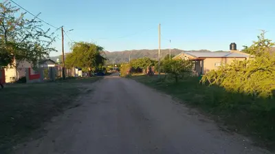an empty road in a small town with houses at Posta de Los Geranios in Villa Parque Siquiman