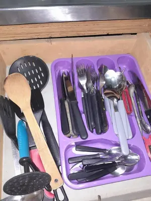a purple plastic tray with utensils on a counter at casa para 10 exc ubicacion garage 3 autos in Cordoba