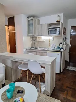 a kitchen with a table and chairs in a room at El Abrojal 4 - Monoambiente Céntrico, zona Patio Olmos in Cordoba