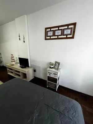 a bedroom with a bed and a desk with a computer at El Abrojal 4 - Monoambiente Céntrico, zona Patio Olmos in Cordoba