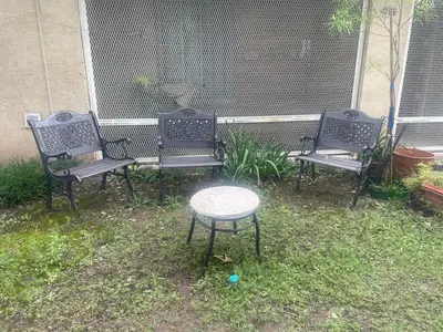 a group of four chairs and a table in a yard at Jardín del norte a mts de sanatorio Allende, Hospital Privado cerro,Nascentis y estadio Kempes in Cordoba