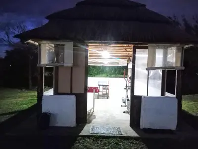 a small house at night with the lights on at Flor silvestre in Carpintería