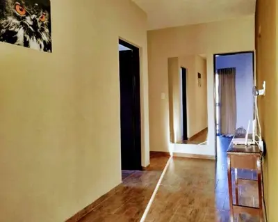 an empty living room with a wooden floor and a painting on the wall at Flor silvestre in Carpintería
