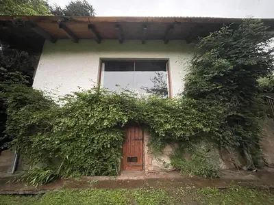 a house with a window and a door at Casa Familiar in La Cumbrecita