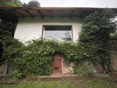 a house with a window and a door at Casa Familiar in La Cumbrecita