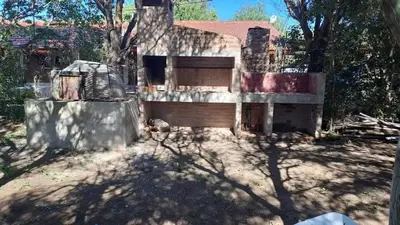a house in the middle of a yard at Bosquesito in Mina Clavero