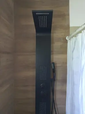 a black hair dryer in a room with a curtain at CASA PARA VACACIONAR en las SIERRAS DE CÓRDOBA in Villa Santa Cruz del Lago