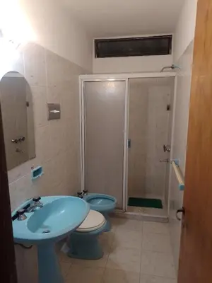 a bathroom with two toilets and a sink and a shower at Tu Refugio Urbano, Confort a metros de la terminal in Villa Carlos Paz