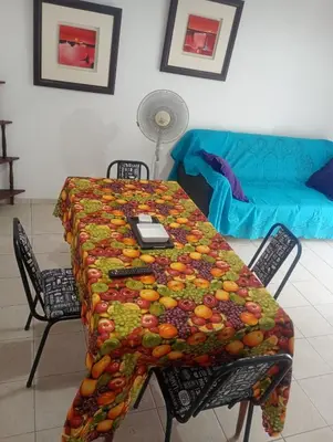 a table with fruit on it in a living room at Tu Refugio Urbano, Confort a metros de la terminal in Villa Carlos Paz