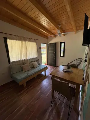a living room with a couch and a table at Ideal para parejas en Anisacate in Villa Anizacate