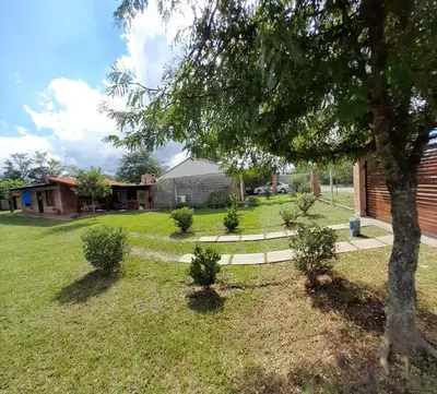 a yard with trees and a house at La Quinta de Juan in Villa Anizacate