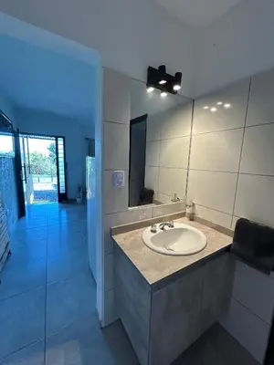 a bathroom with a sink and a mirror at HERMOSO DEPARTAMENTO en COMPLEJO CERRADO in Estancia Vieja