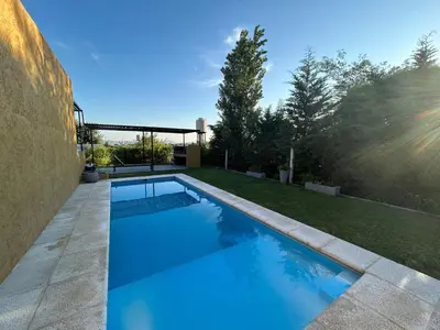 a swimming pool in the backyard of a house at HERMOSO DEPARTAMENTO en COMPLEJO CERRADO in Estancia Vieja