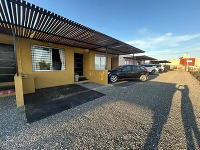 a car parked in a parking lot next to a building at HERMOSO DEPARTAMENTO en COMPLEJO CERRADO in Estancia Vieja