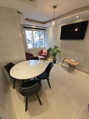 a room with a table and chairs and a tv at Departamento en Bv San Juan a cuadras del shopping Patio Olmos in Cordoba