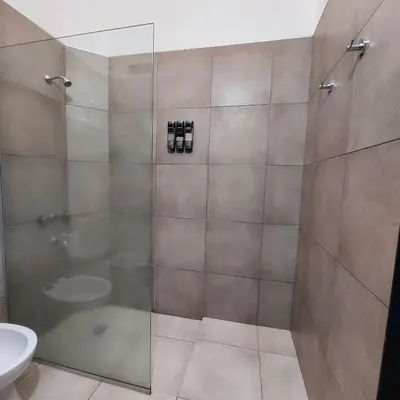 a bathroom with a shower and a toilet at Casa con pileta en Cabalango - Sierras de Córdoba IG alquilervillacarlospaz in Cavalango