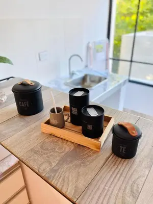 a group of coffee cups sitting on a cutting board at La Casa del Mirador in Santa Rosa de Calamuchita