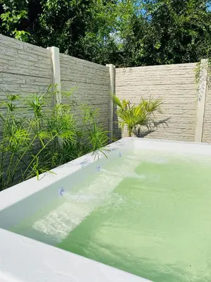 a bath tub filled with water next to a fence at La Casa del Mirador in Santa Rosa de Calamuchita