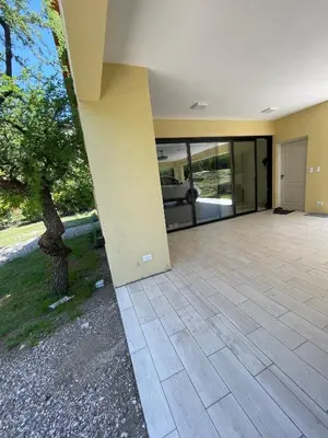 an empty house with a patio with a tree at La Madriguera de Potrerillo in Alta Gracia