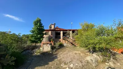 an old house sitting on top of a hill at Flor Serrana in Cavalango