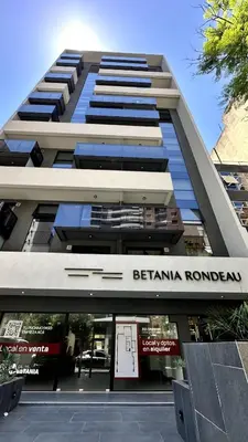 a tall building with a sign that reads berlin roneland at Nva Cba, Calle Rondeau in Cordoba