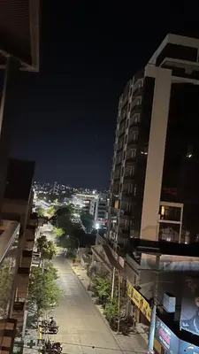 a view of a city street at night with buildings at Departamento Orlando, zona centro in Villa Carlos Paz