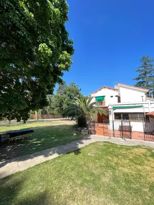 a park with a picnic table and a building at perfecta casa en Cordoba in Cordoba