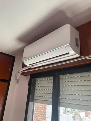 a printer on a shelf next to a window at Departamento 1 dormitorio en la mejor zona del centro de Córdoba in Cordoba