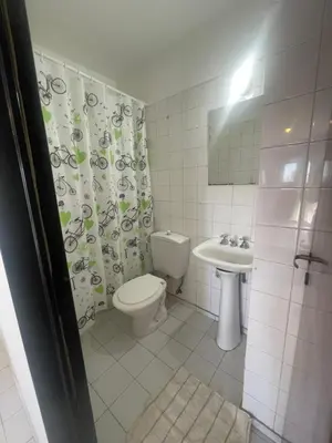 a bathroom with a toilet and a sink at Departamento 1 dormitorio en la mejor zona del centro de Córdoba in Cordoba
