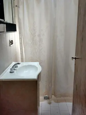 a bathroom with a sink and a shower curtain at Hermosa Casa para 6 personas en Parque Siquiiman Cordoba in Villa Parque Siquiman