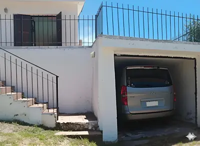 a car is parked inside of a garage at Hermosa Casa para 6 personas en Parque Siquiiman Cordoba in Villa Parque Siquiman