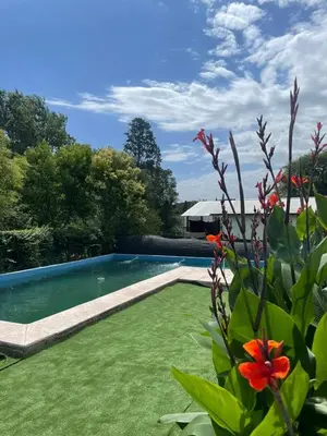 a swimming pool in a yard with green grass at Mi casita en Embalse in Embalse