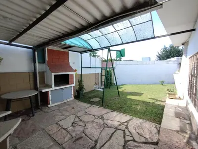 a pergola with a grill in a backyard at Casa en VCP a la vuelta de la Costanera in Villa Carlos Paz