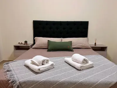 a bedroom with a bed with towels on it at Departamento céntrico con cochera Muy cómodo cerca de todo in Villa Carlos Paz