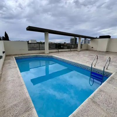 a swimming pool on the roof of a building at Departamento céntrico con cochera Muy cómodo cerca de todo in Villa Carlos Paz