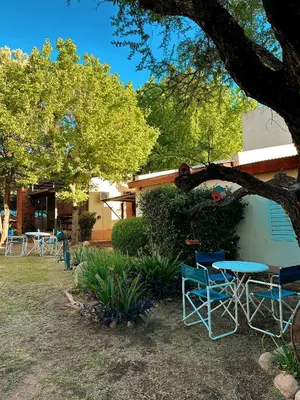 a group of chairs and a table in a yard at La Herradura in Mina Clavero