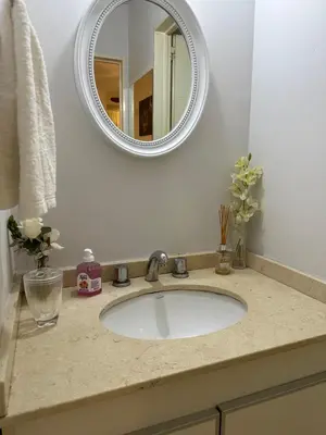 a bathroom with a sink and a mirror at Departamento premium con balcón, vista y atardeceres in Cordoba