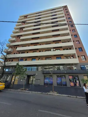 a tall apartment building on the side of a street at Departamento premium con balcón, vista y atardeceres in Cordoba