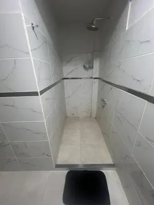 a bathroom with a shower with a black rug at La casa accesible y perfecta para tus vacaciones in Villa Santa Cruz del Lago