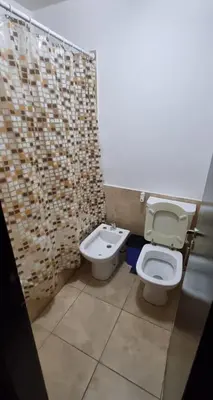 a bathroom with a toilet and a bidet at Depto Moderno, Luminoso y Cerca de Todo Córdoba in Cordoba
