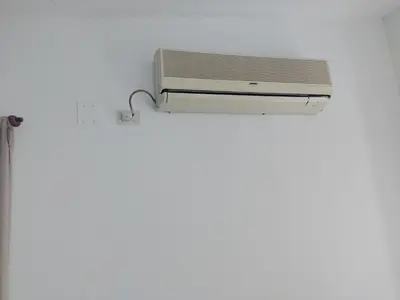 a air conditioner on a wall in a room at Cuesta Blanca dos dormitorios cochera in Cuesta Blanca