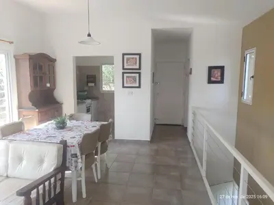 a dining room and kitchen with a table and chairs at Cuesta Blanca dos dormitorios cochera in Cuesta Blanca