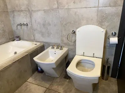 a bathroom with a toilet and a sink and a tub at Casa de categoría in Santa Rosa de Calamuchita