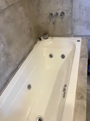 a white bath tub in a bathroom with a shower at Casa de categoría in Santa Rosa de Calamuchita